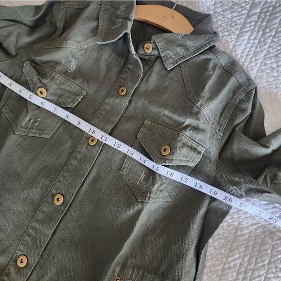 Vici NWOT distressed jacket (shacket) side pockets button front - Picture 9 of 13